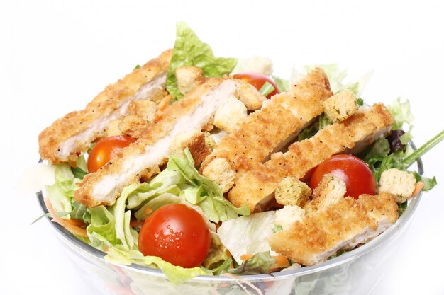 Ensalada saludable con pollo y verduras.