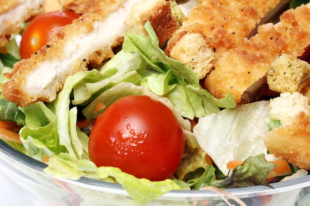 Ensalada saludable con pollo y verduras.