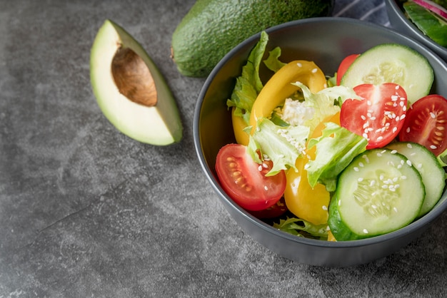 Ensalada saludable de primer plano lista para ser servida