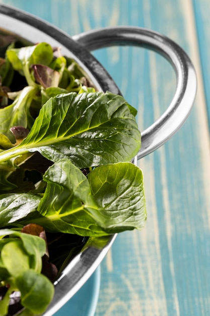 Ensalada saludable en recipiente de metal