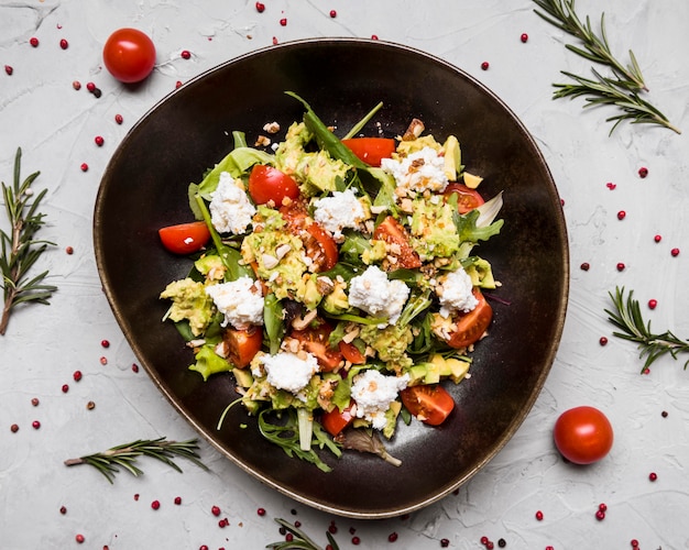 Foto gratuita ensalada saludable sabrosa de cerca