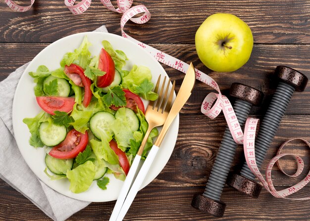 Ensalada saludable sobre fondo de madera