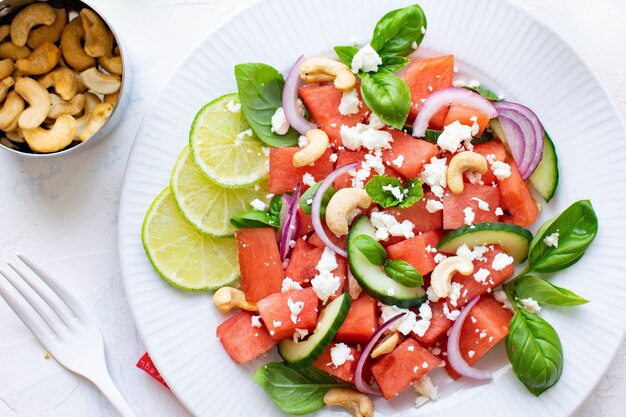 Ensalada de sandía con anacardos y queso feta