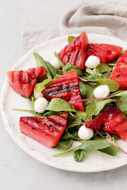 Ensalada de sandía en plato blanco