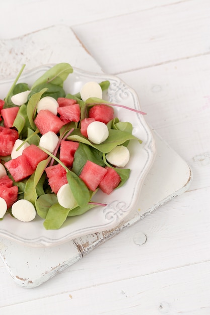 Ensalada de sandía en plato blanco