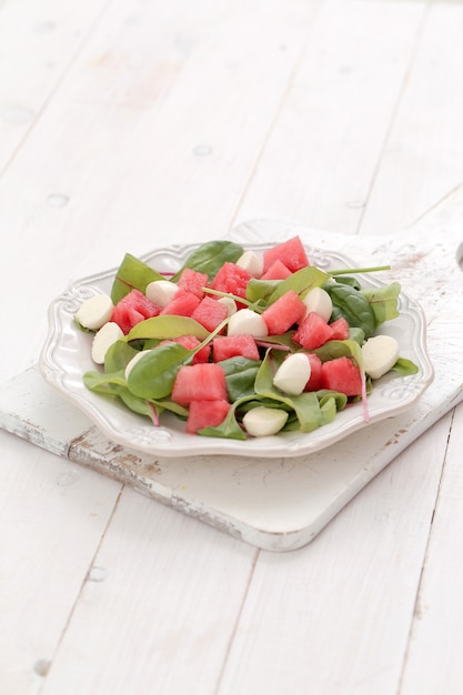 Foto gratuita ensalada de sandía en plato blanco