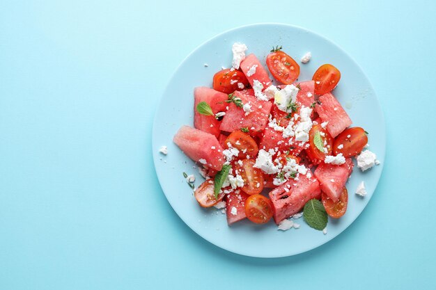 Ensalada de sandía con queso servido en plato