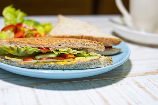 Foto gratuita ensalada con sandwich en un plato