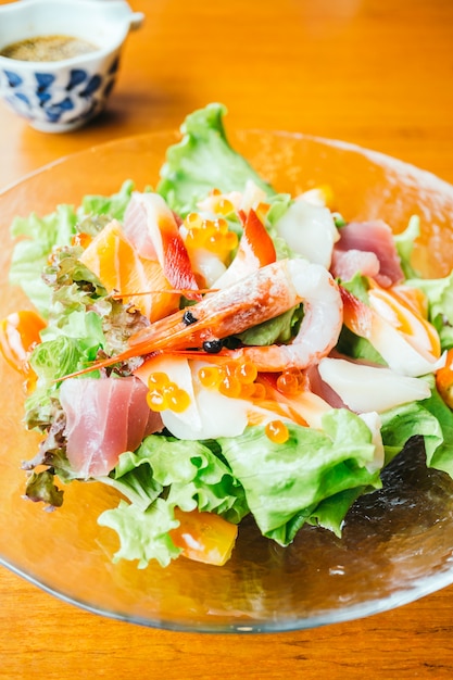 Foto gratuita ensalada de sashimi