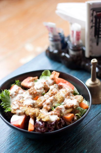 Ensalada con satay tailandés en el restaurante en la mesa azul