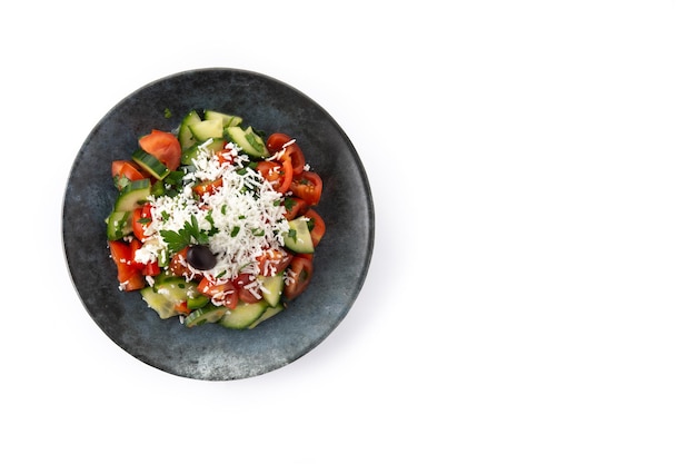 Ensalada shopka tradicional búlgara con pepino y queso sirene búlgaro aislado de fondo blanco