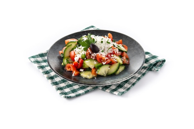 Ensalada shopka tradicional búlgara con tomate, pepino y queso sirene búlgaro sobre mesa de madera