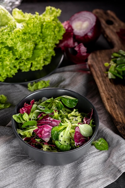 Ensalada sobre tela blanca