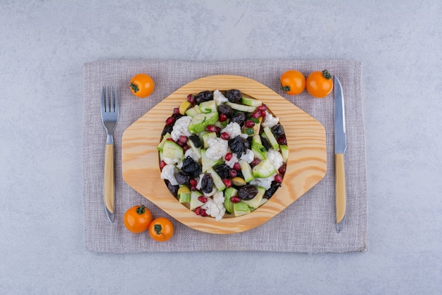 Foto gratuita ensalada de sultana negra y semillas de granada