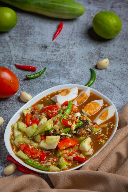 Ensalada tailandesa picante con pepinos y pimientos en huevos salados.