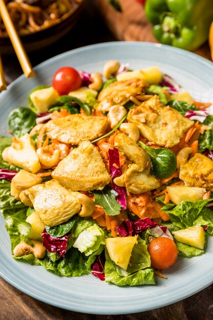 Ensalada tailandesa con pollo y verduras en plato de cerámica