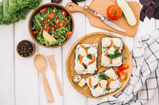 Ensalada, tartines y tabla de cortar