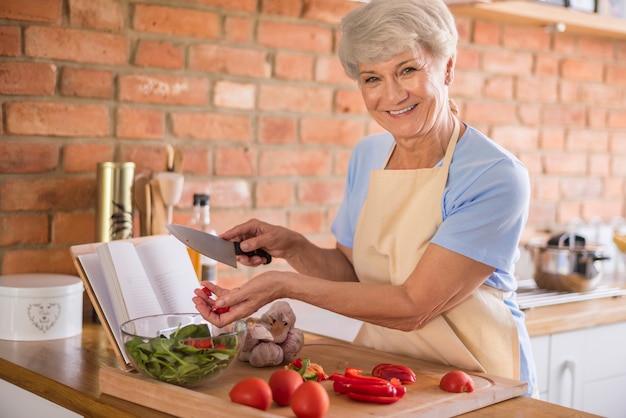 Foto gratuita ensalada de temporada elaborada con los mejores ingredientes