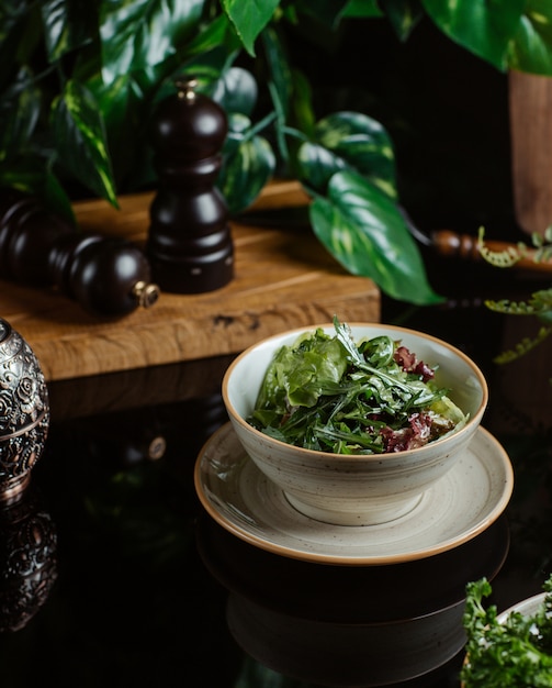 Ensalada de temporada con vegetación y hierbas.