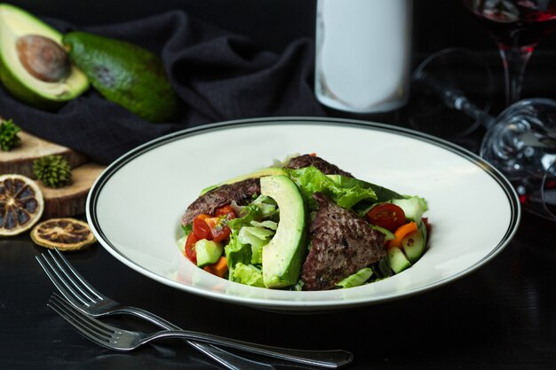 Ensalada de ternera con aguacate, tomate, lechuga y zanahoria