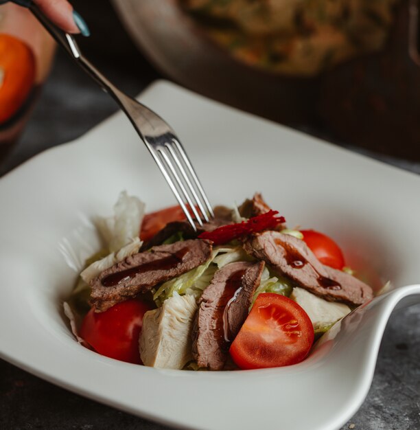 Ensalada de ternera con salsa de barbacoa