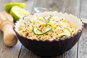 Foto gratuita ensalada tibia de quinua con verduras