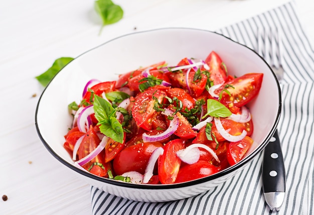 Ensalada de tomate con albahaca y cebolla morada