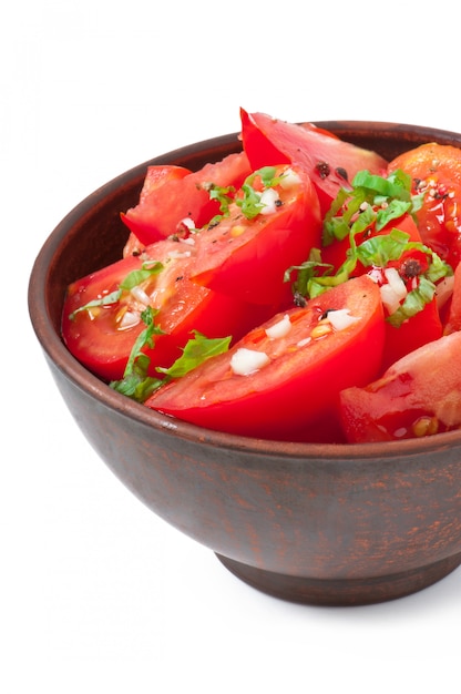 ensalada de tomate con albahaca, pimienta negra y ajo