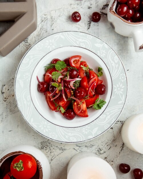 Ensalada de tomate con cerezas