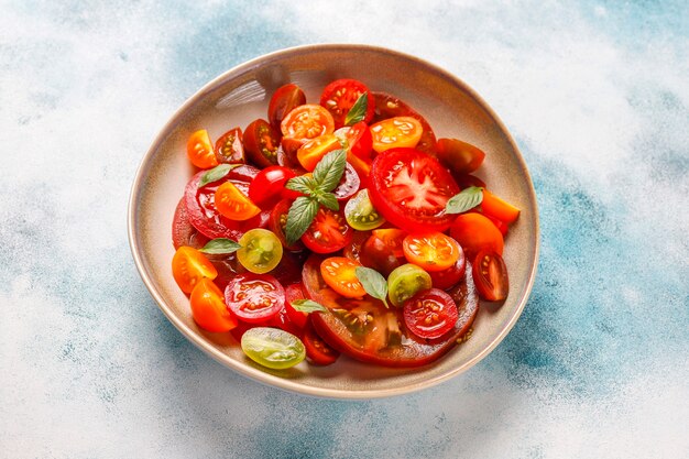 Ensalada de tomate fresco con albahaca.