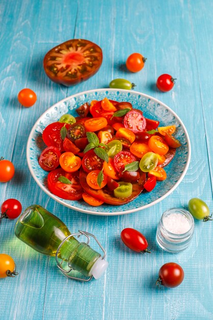 Ensalada de tomate fresco con albahaca.