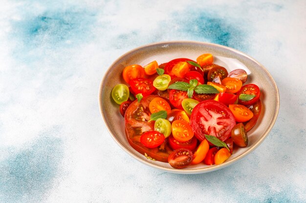 Ensalada de tomate fresco con albahaca.