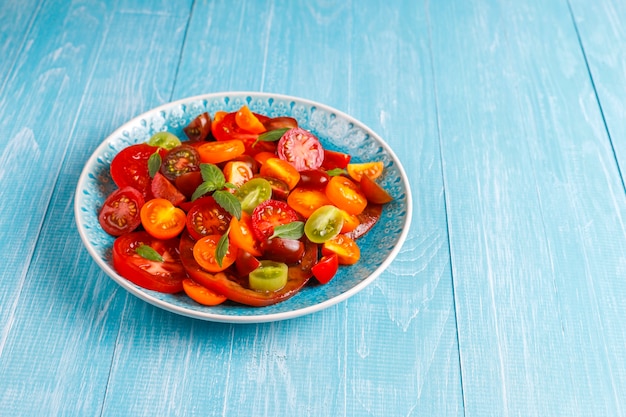 Foto gratuita ensalada de tomate fresco con albahaca.