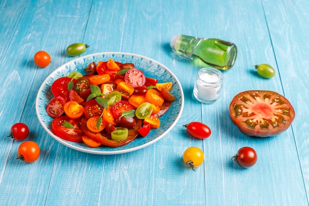 Foto gratuita ensalada de tomate fresco con albahaca.