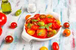 Foto gratuita ensalada de tomate fresco con albahaca.