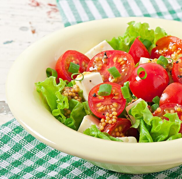 Ensalada de tomate con lechuga, queso y mostaza y aderezo de ajo