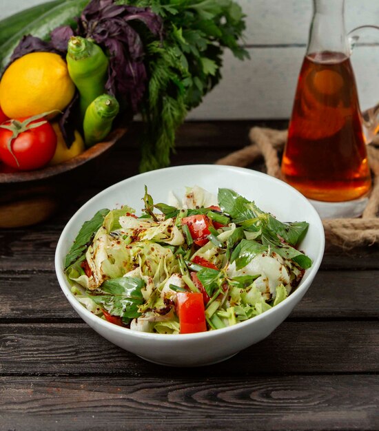 Ensalada de tomate, lechuga y salsa de soja sobre la mesa