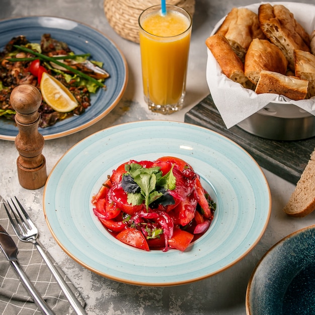 Foto gratuita ensalada de tomate en la mesa