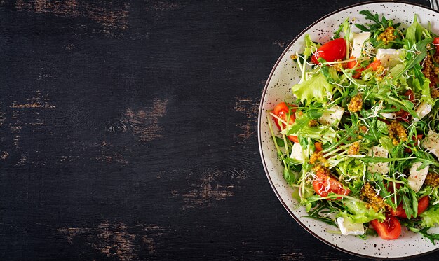 Ensalada de tomate con microgreens mixtos y queso camembert.