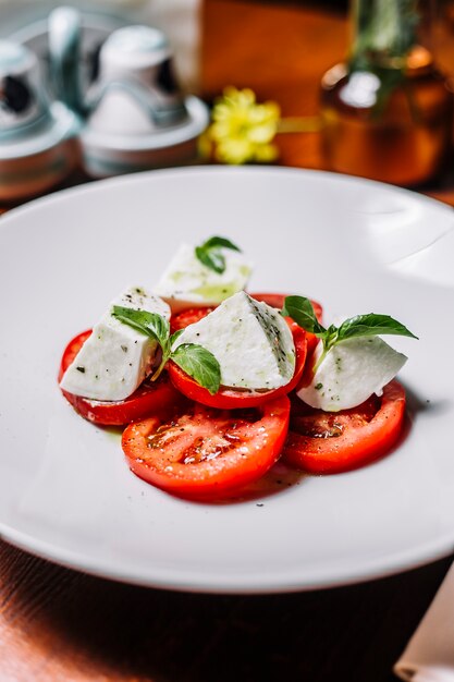 Ensalada de tomate con mozzarella y menta