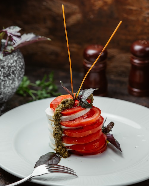 Ensalada de tomate y mozzarella con salsa balsámica