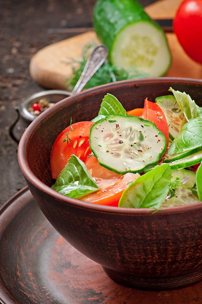 Ensalada de tomate y pepino con pimienta negra y albahaca