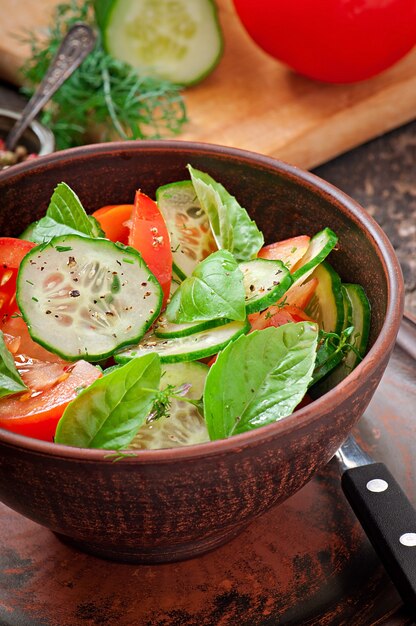 Ensalada de tomate y pepino con pimienta negra y albahaca