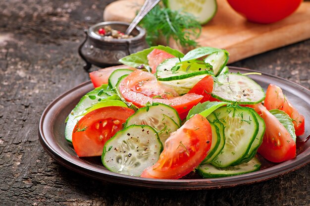 Ensalada de tomate y pepino con pimienta negra y albahaca