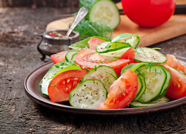 Ensalada de tomate y pepino con pimienta negra y albahaca