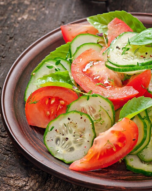 Ensalada de tomate y pepino con pimienta negra y albahaca