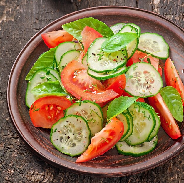 Ensalada de tomate y pepino con pimienta negra y albahaca