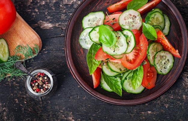 Ensalada de tomate y pepino con pimienta negra y albahaca