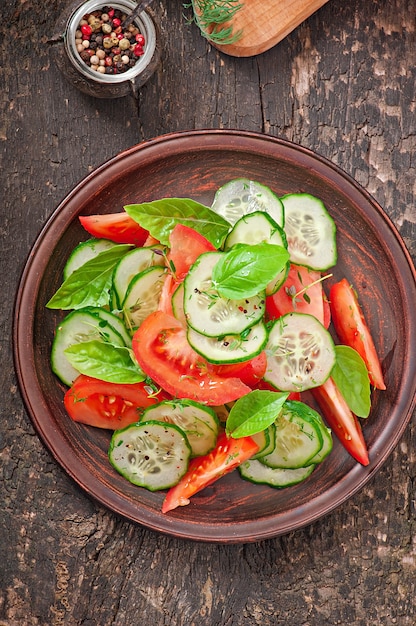 Ensalada de tomate y pepino con pimienta negra y albahaca