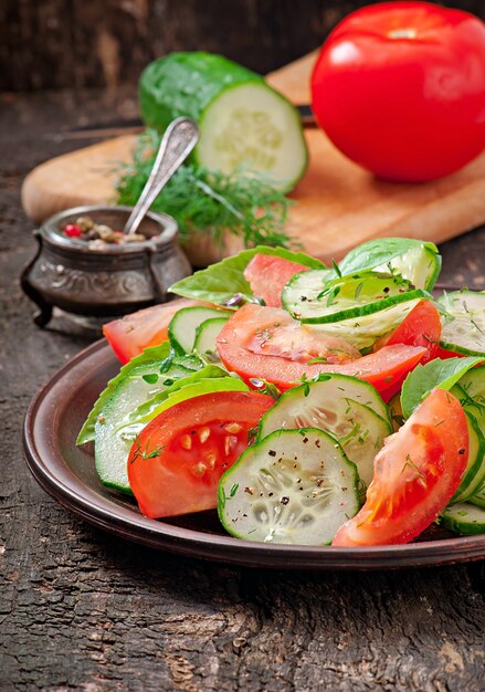 Ensalada de tomate y pepino con pimienta negra y albahaca